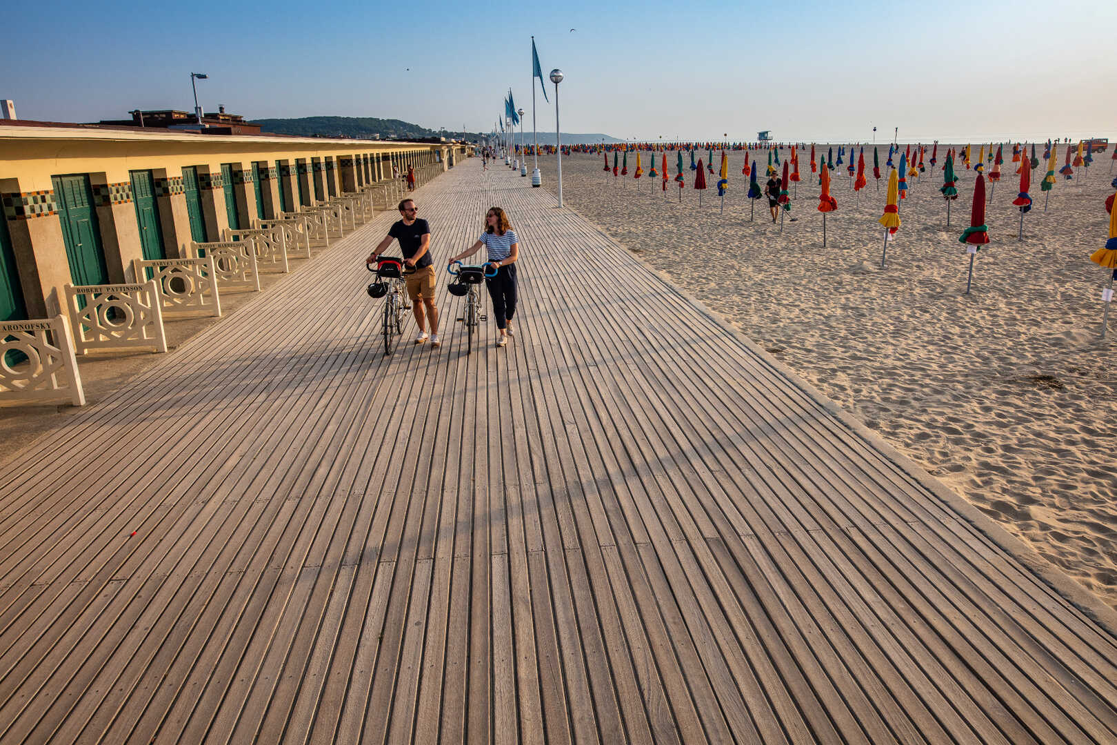 plage et parasols en normandie